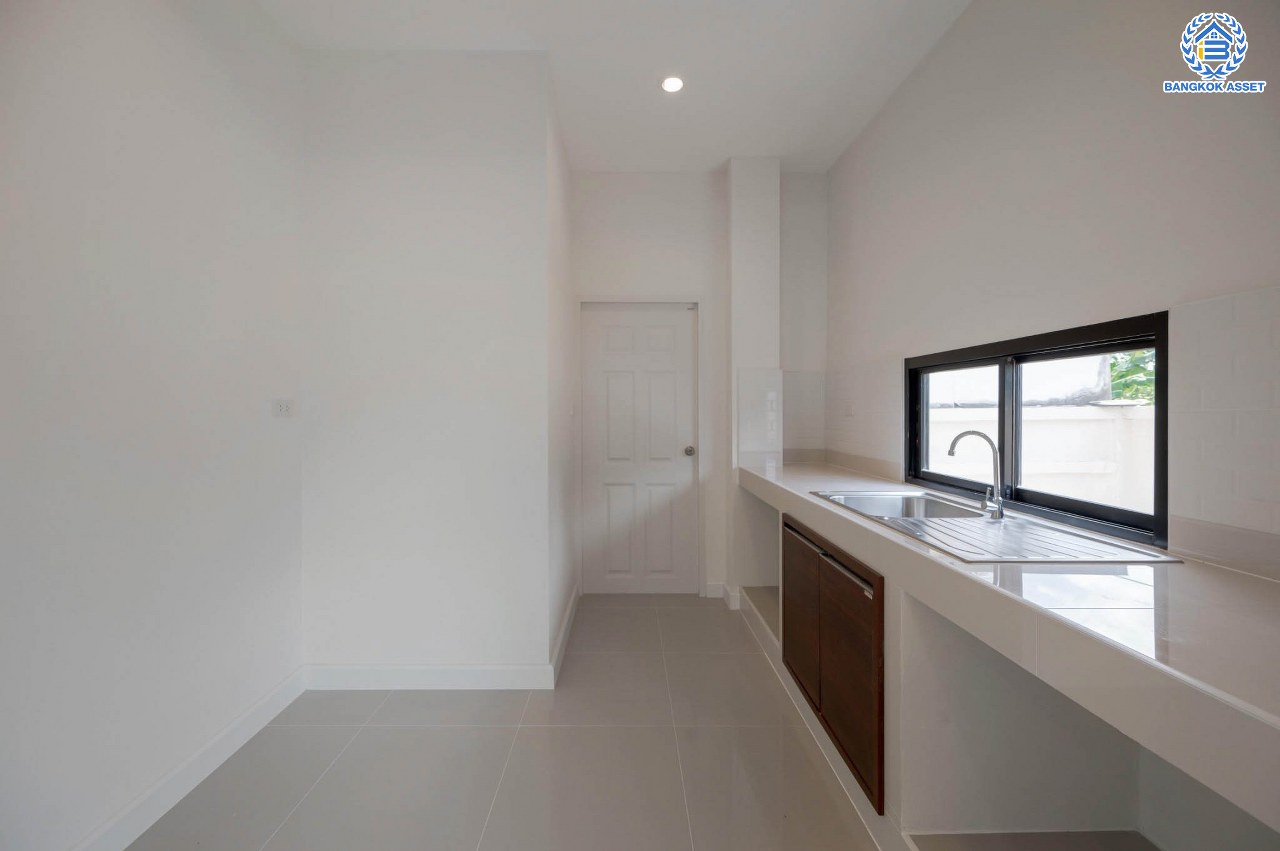 บ้านมือสองตกแต่งใหม่ โครงการ มณธานี บางแค บ้านเดี่ยว 3 ชั้น ดีไซน์หรูหรา เนื้อที่กว้าง 56.40 ตร.ว. พื้นที่ใช้สอย 240 ตร.ม. ฟังก์ชัน 5 ห้องนอน 4 ห้องน้ำ 2 ที่จอดรถ ฟังก์ชันครบตอบทุกไลฟ์สไตล์ บนทำเลศักยภาพ เชื่อมต่อถนนกาญจนาภิเษก ใกล้เดอะมอลล์บางแค ใกล้รถไฟฟ้าสายสีน้ำเงิน "สถานีหลักสอง" และจุดขึ้นทางด่วน "กาญจนาภิเษก"